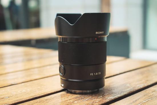 轻便小巧的挂机标头 索尼fe 35mm f1.8镜头评测