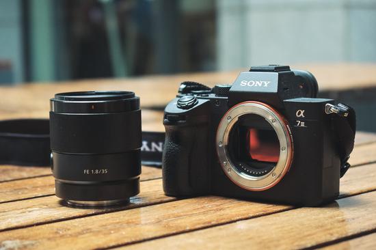 轻便小巧的挂机标头 索尼fe 35mm f1.8镜头评测