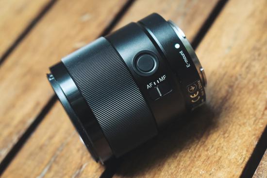 轻便小巧的挂机标头 索尼fe 35mm f1.8镜头评测