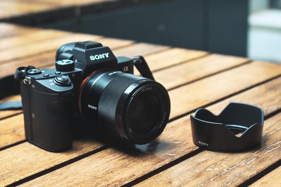 轻便小巧的挂机标头 索尼fe 35mm f1.8镜头评测
