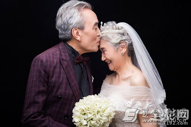 时光匆匆爱情不老 八旬老夫妻走进影楼拍婚纱照羡煞旁人