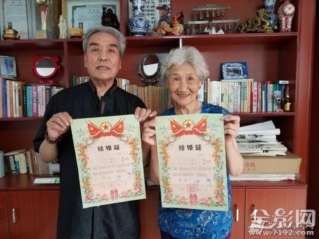 时光匆匆爱情不老 八旬老夫妻走进影楼拍婚纱照羡煞旁人