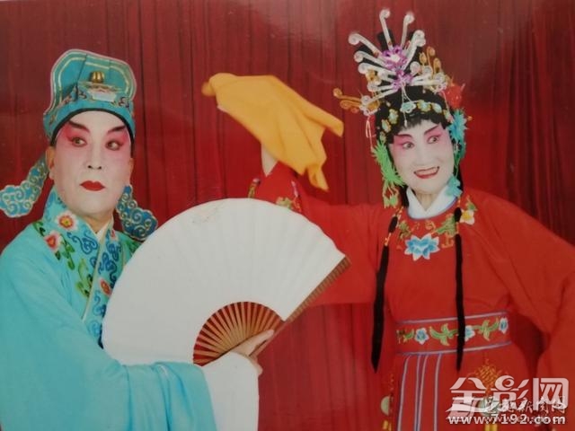 时光匆匆爱情不老 八旬老夫妻走进影楼拍婚纱照羡煞旁人