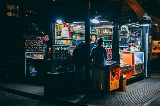 夜间街头拍摄中，常被忽略的光线运用技巧