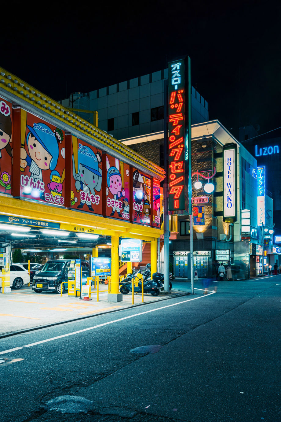 华丽的明日之都 日本东京新宿的璀璨之夜